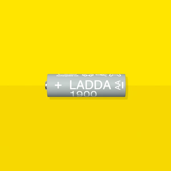 Ett LADDA laddningsbart batteri, HR06 AA, med en batterikapacitet på 1 900 mAh, mot en gul yta.