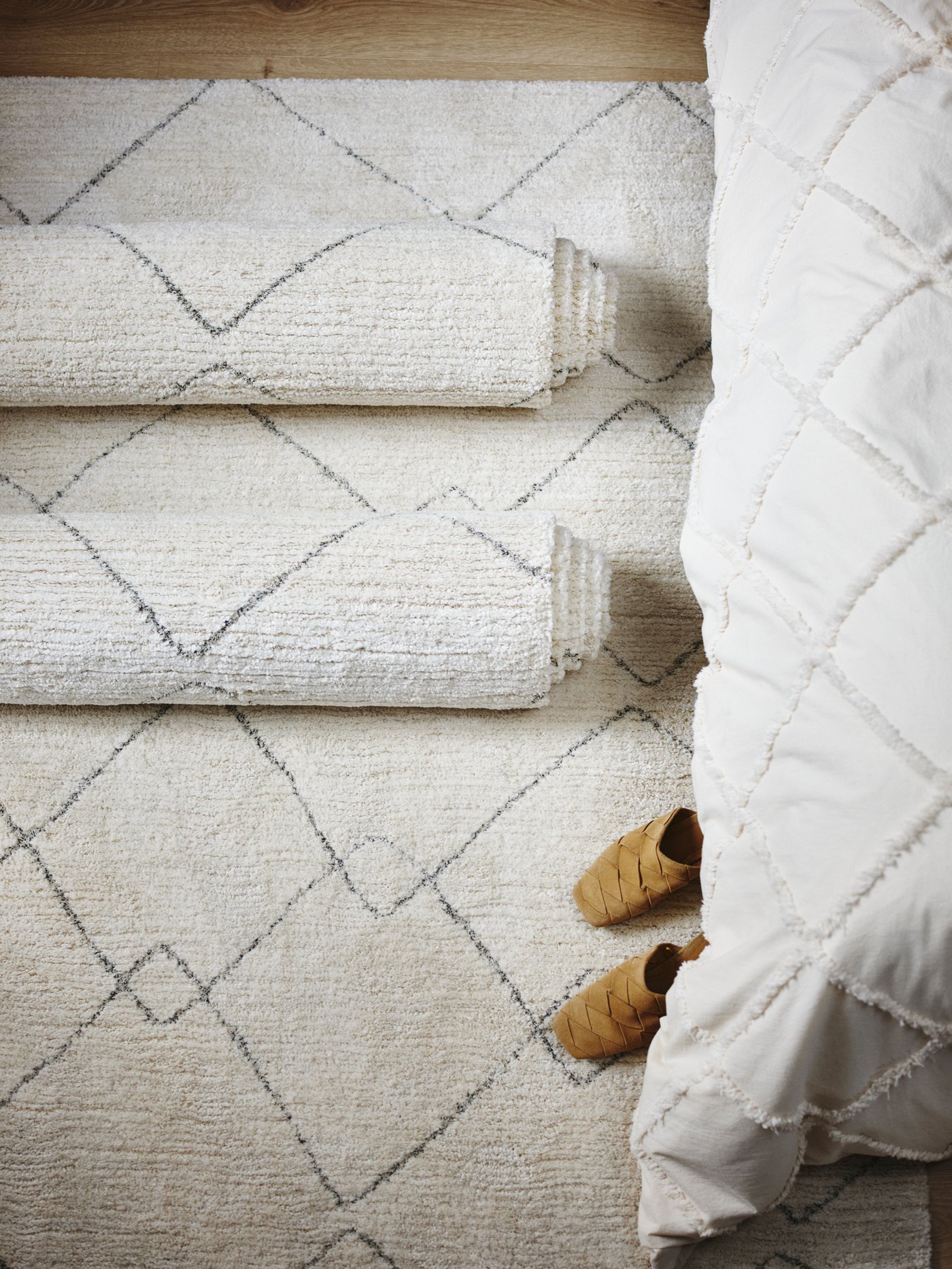 Ein beiger TVERSTED-Teppich, niedrigflorig