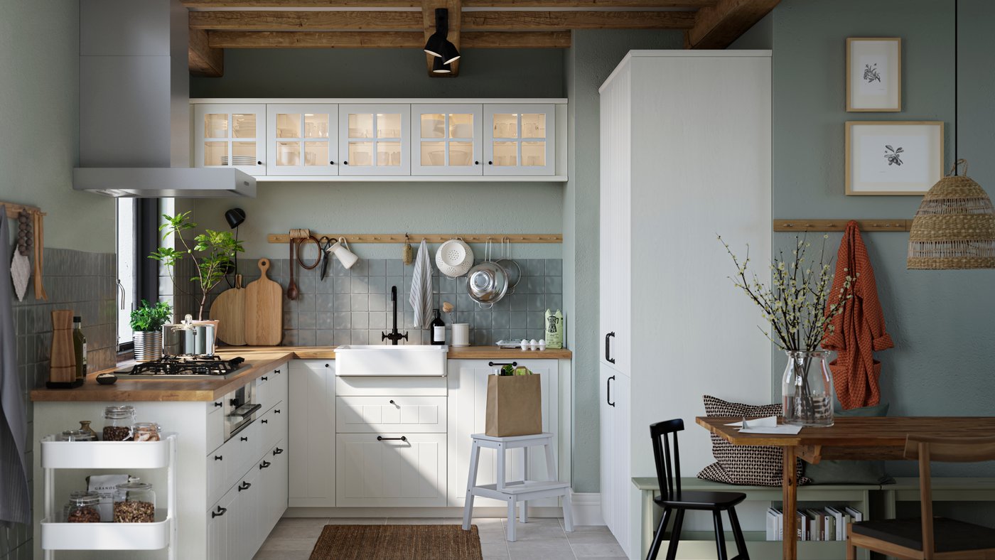 Une cuisine de couleur blanc avec un plan de travail couleur chêne.