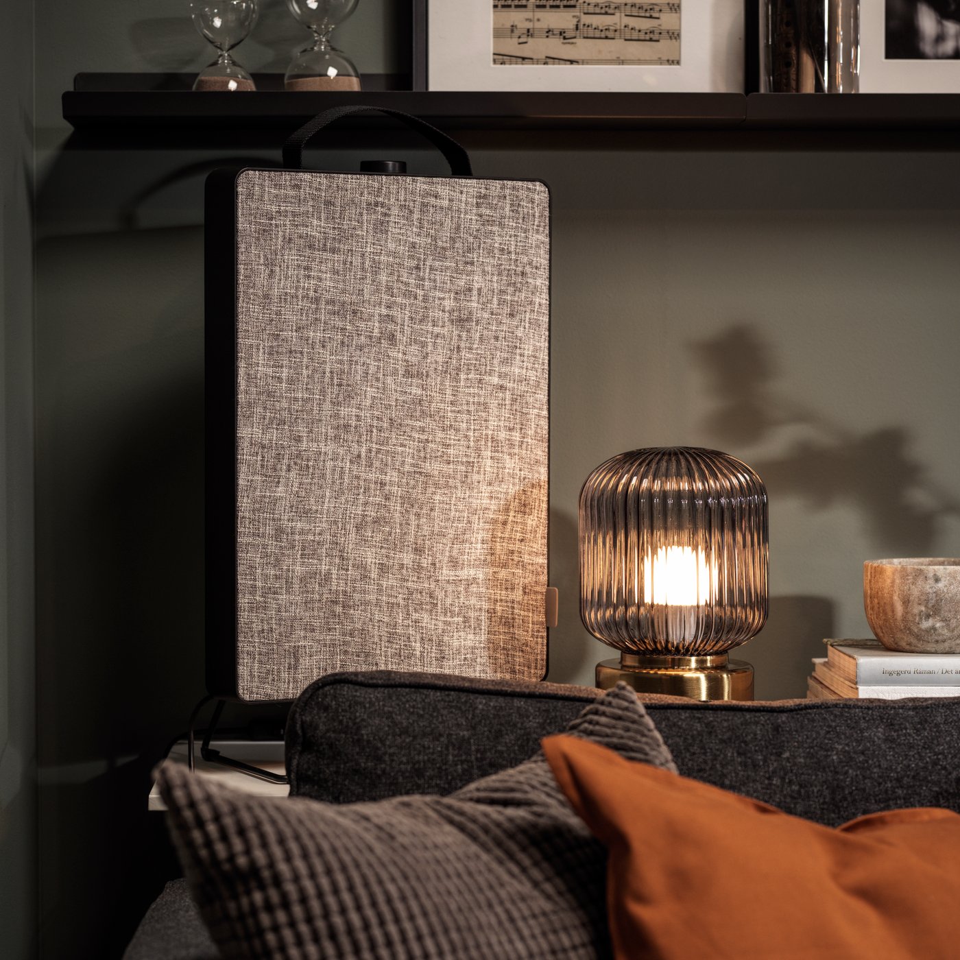 En smart luftrenare står bredvid en smart lampa.