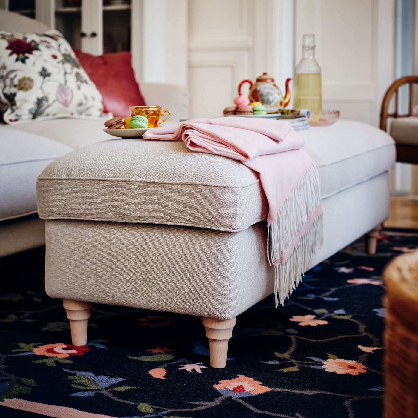 Beżowa ławka ESSEBODA.