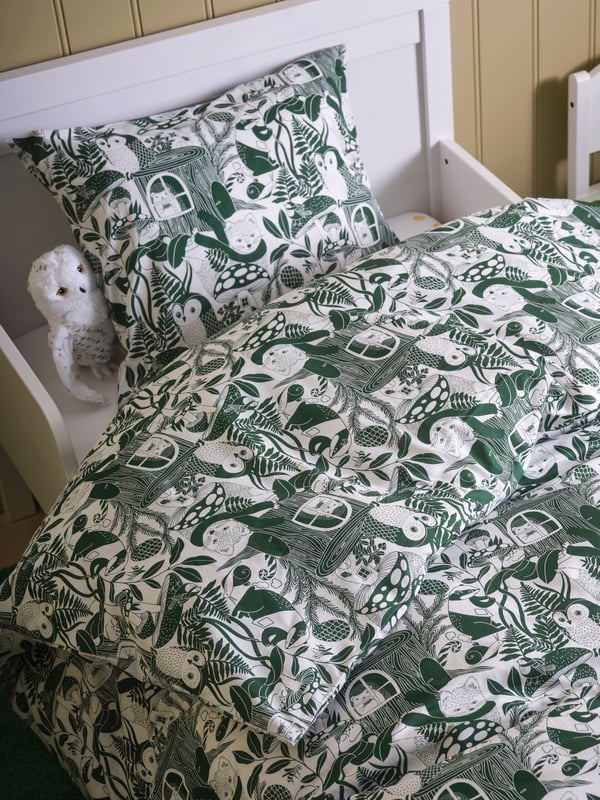 A white green/forest pattern SKOGSDUVA duvet cover and pillowcase in the childrens room