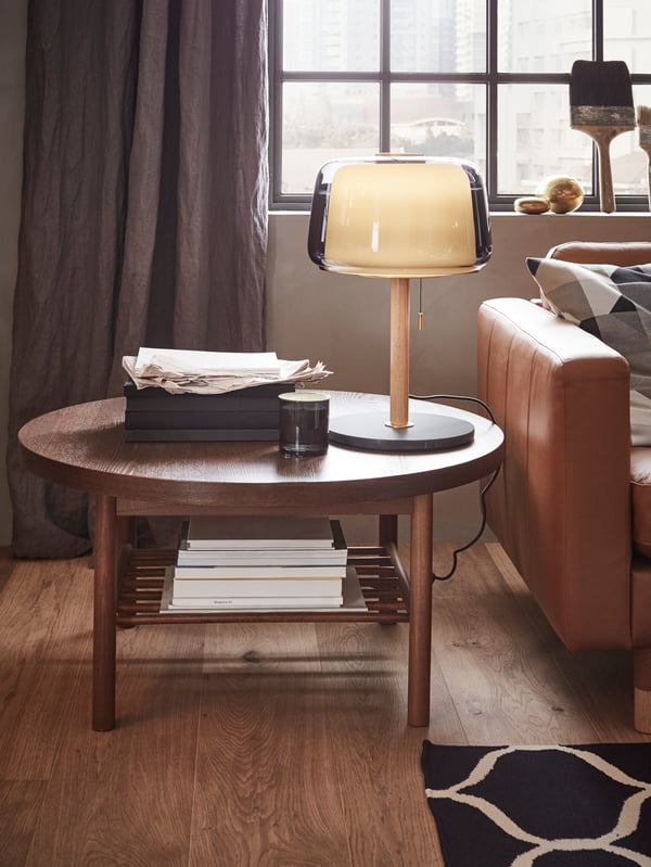 Lampe EVEDAL posée sur une table basse