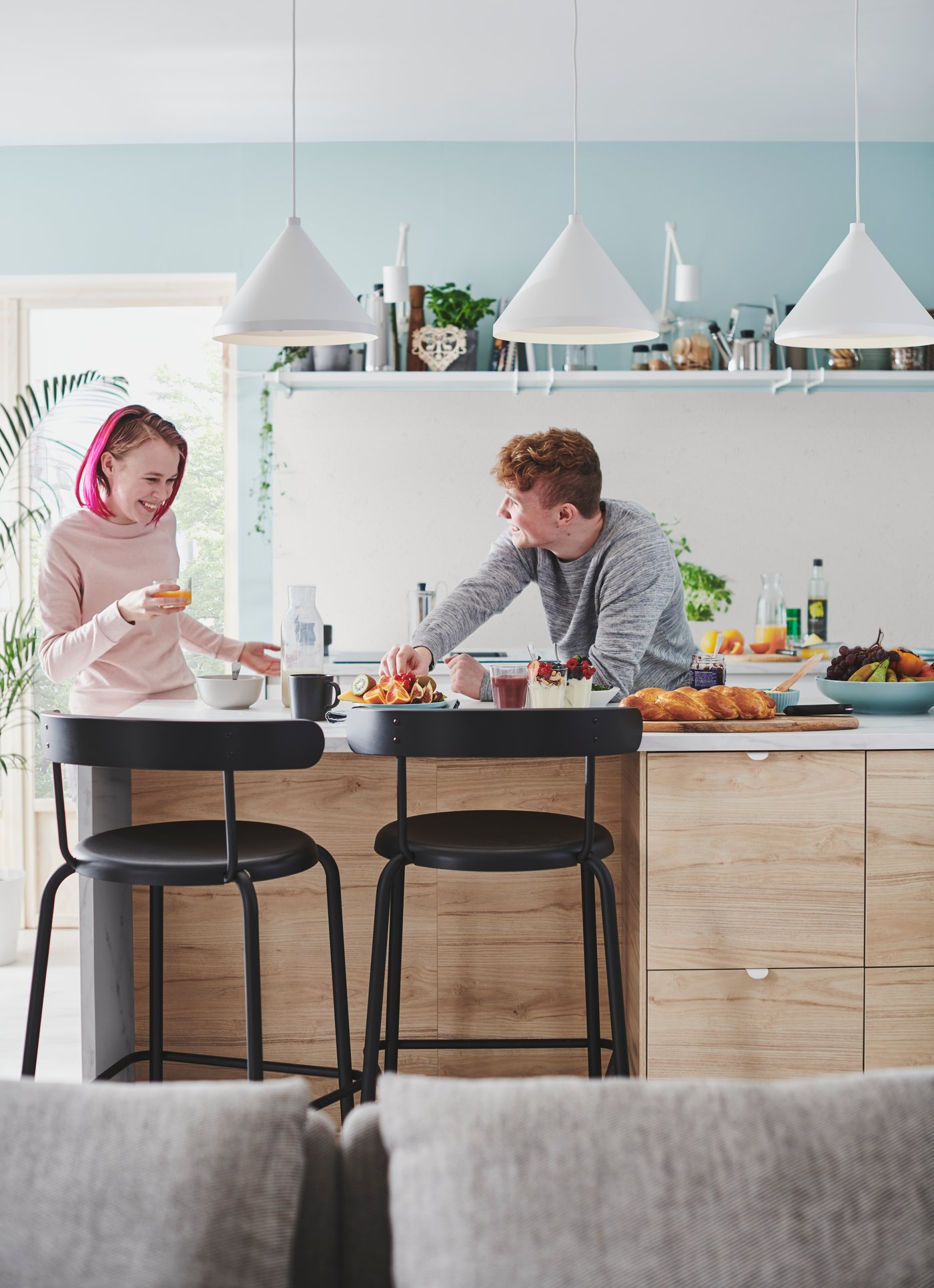 An anthracite YNGVAR bar stool