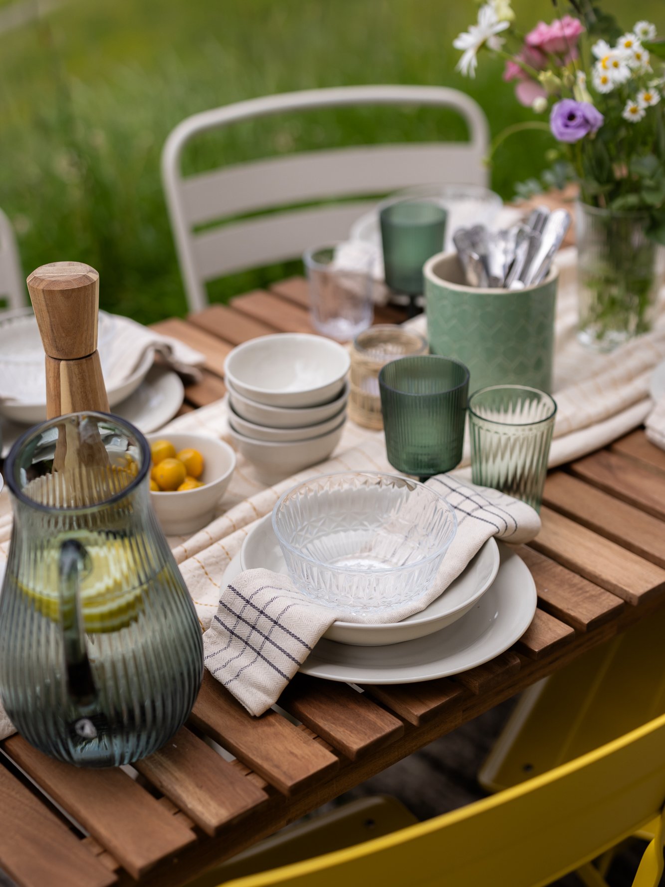 En ljusgrå-beige SANDSKÄDDA skål