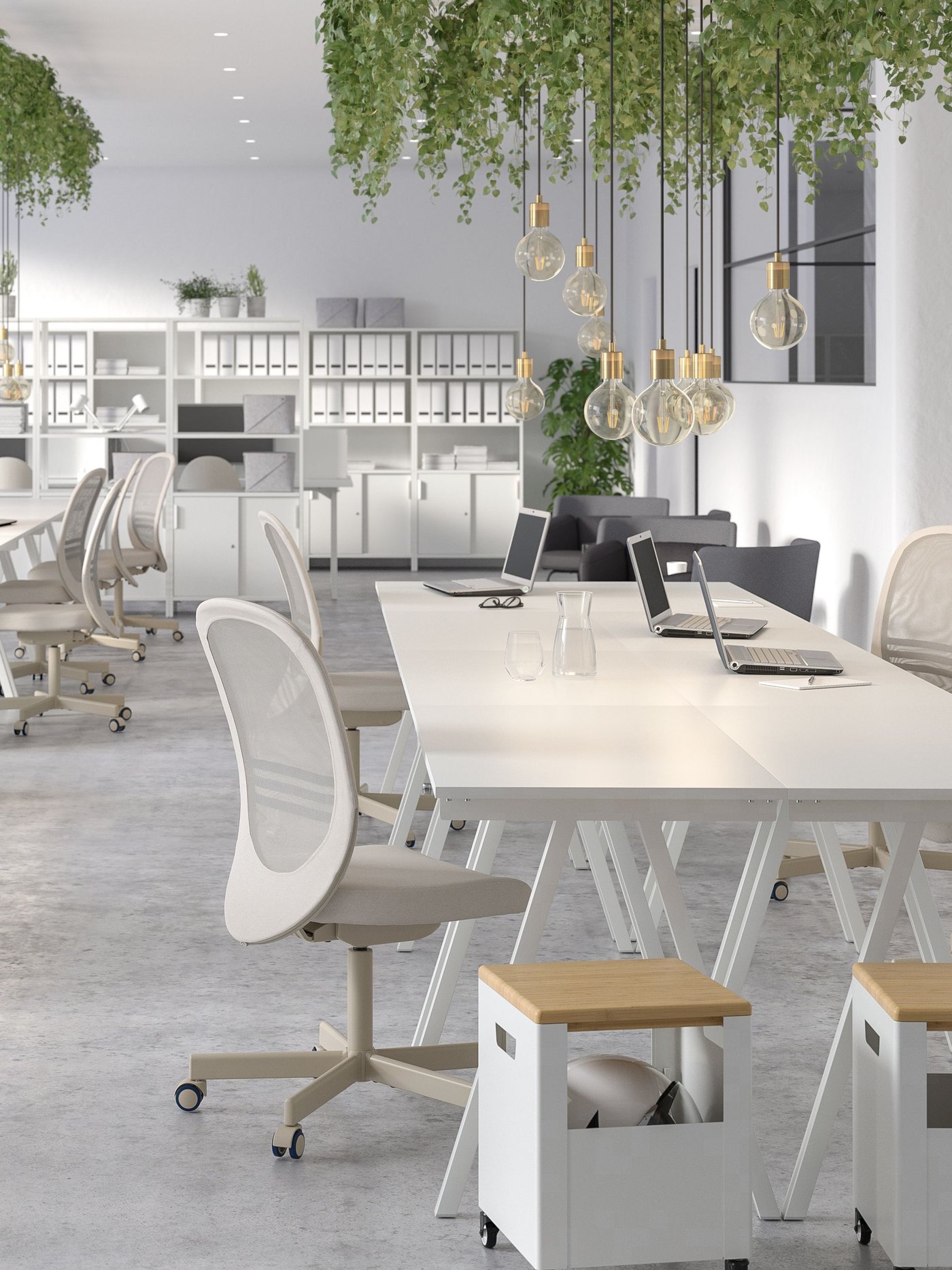 Un ufficio luminoso e arioso con scrivanie TROTTEN bianche che delimitano gli spazi destinati alla collaborazione.