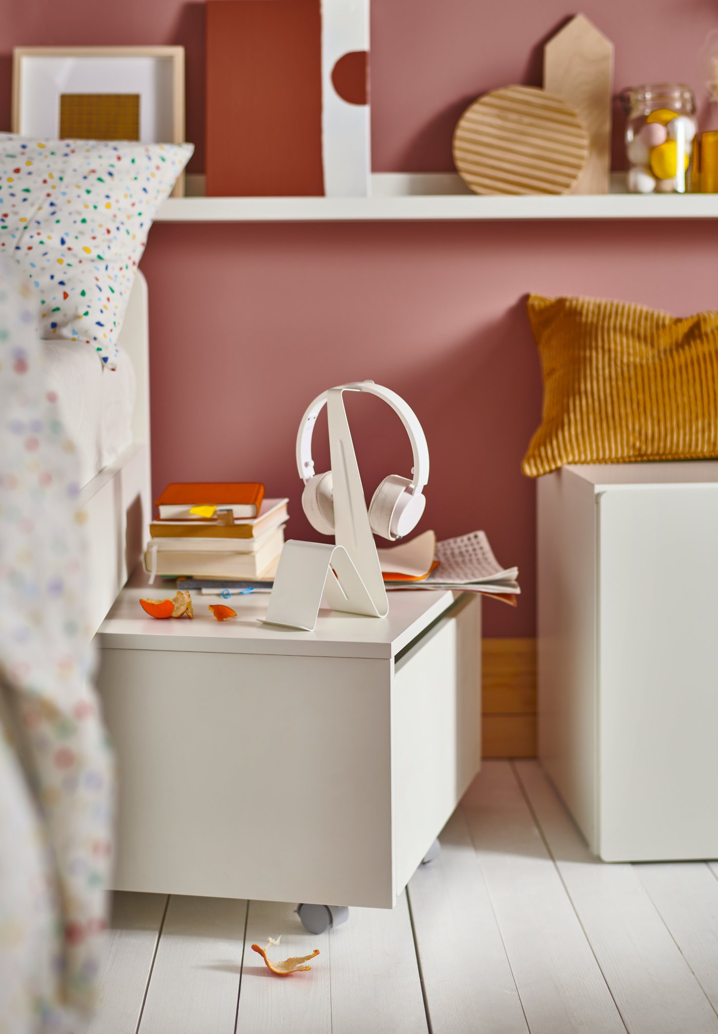 A white MÖJLIGHET headset/tablet stand in the childrens room