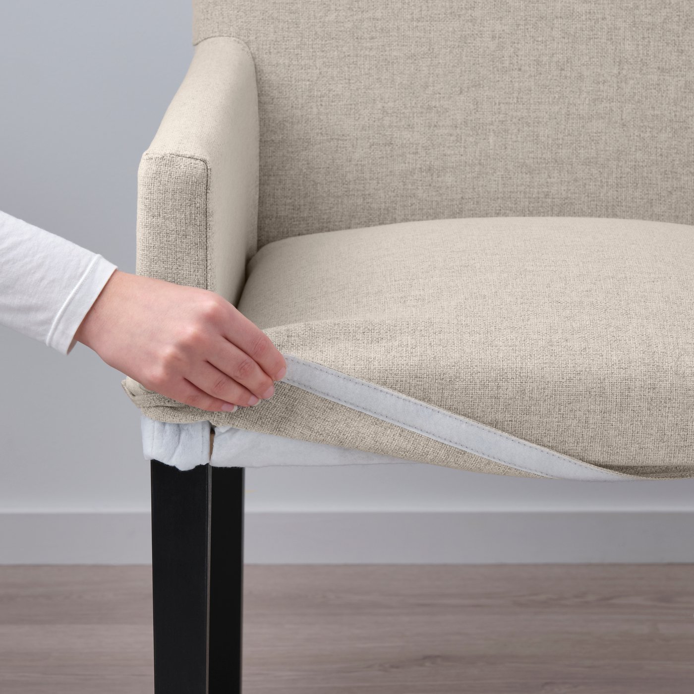 Es ist ein MÅRENÄS Armlehnstuhl in Gunnared Beige zu sehen