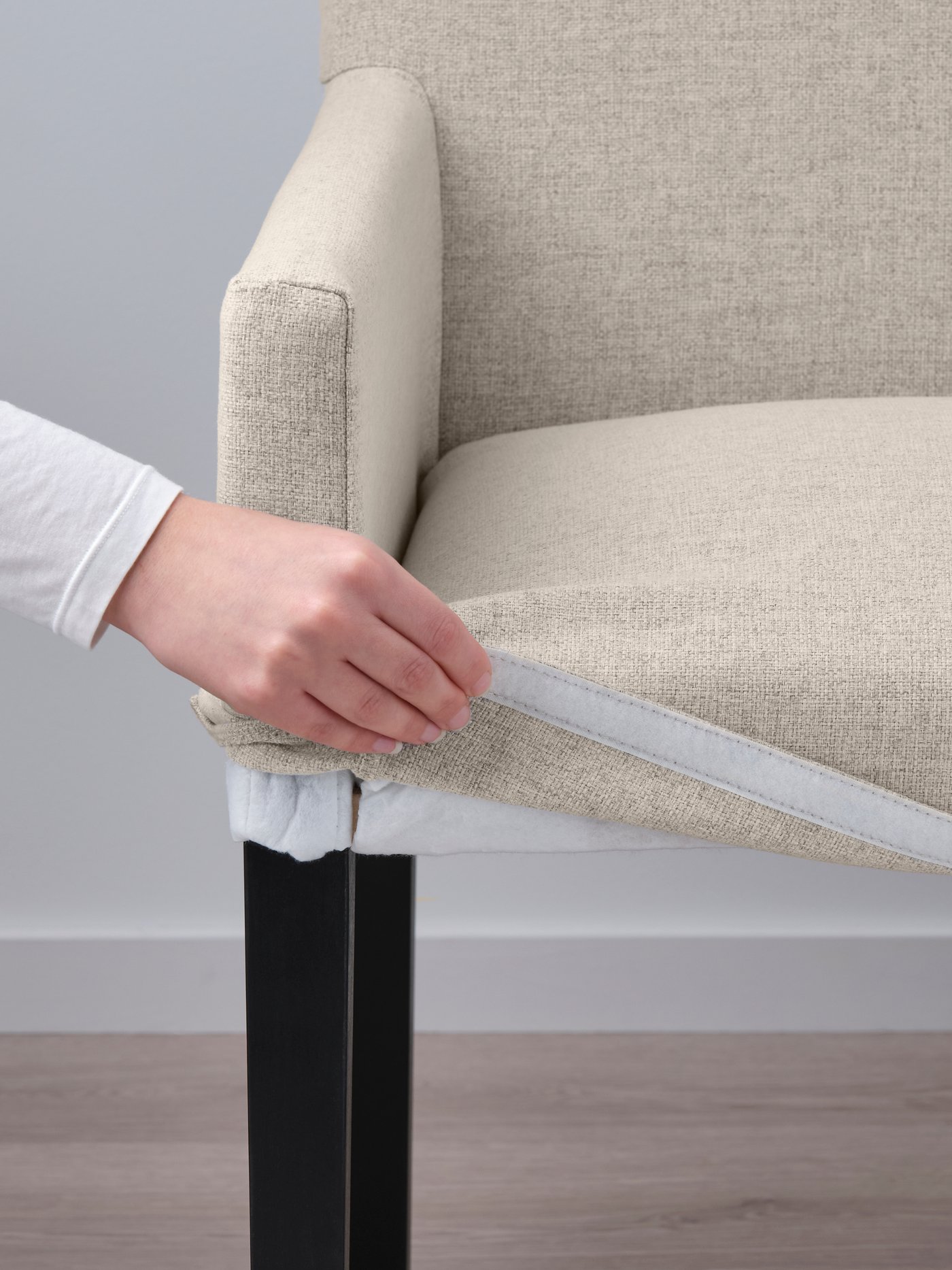 A black/Gunnared beige MÅRENÄS chair with armrests