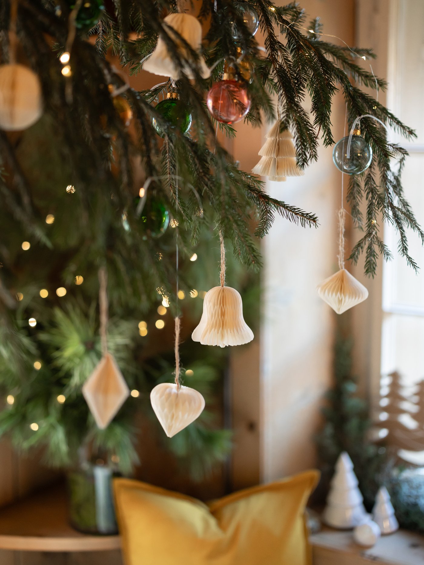 En VINTERFINT julekule i glass/blandede farger.