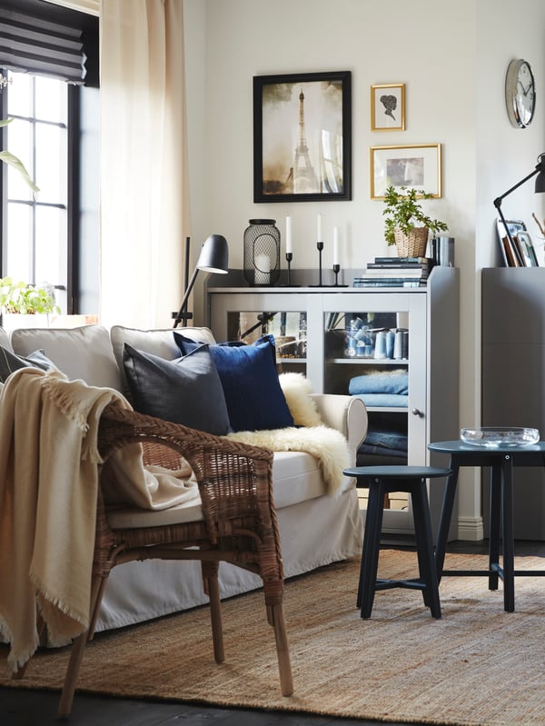 A natural LOHALS rug, flatwoven in the living room