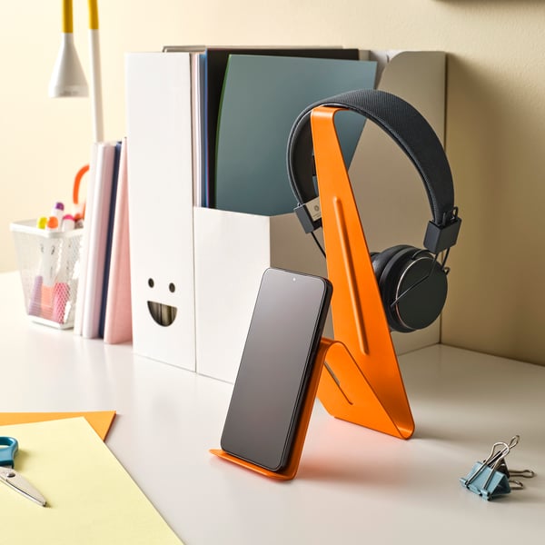 An orange MÖJLIGHET headset/tablet stand