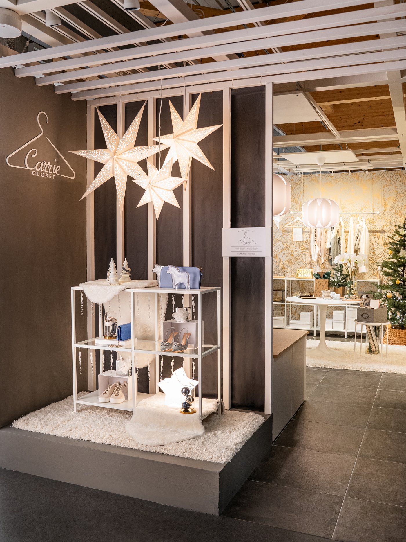 2개의 MILSBO 밀스보 앤트러싸이트 유리 수납장 앞에 있는 TOMMARYD 톰마뤼드 테이블과 바닥에 놓인 요가매트 바구니.