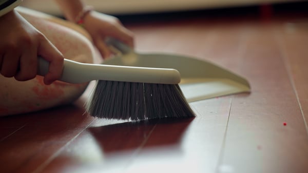 A grey PEPPRIG dust pan and brush