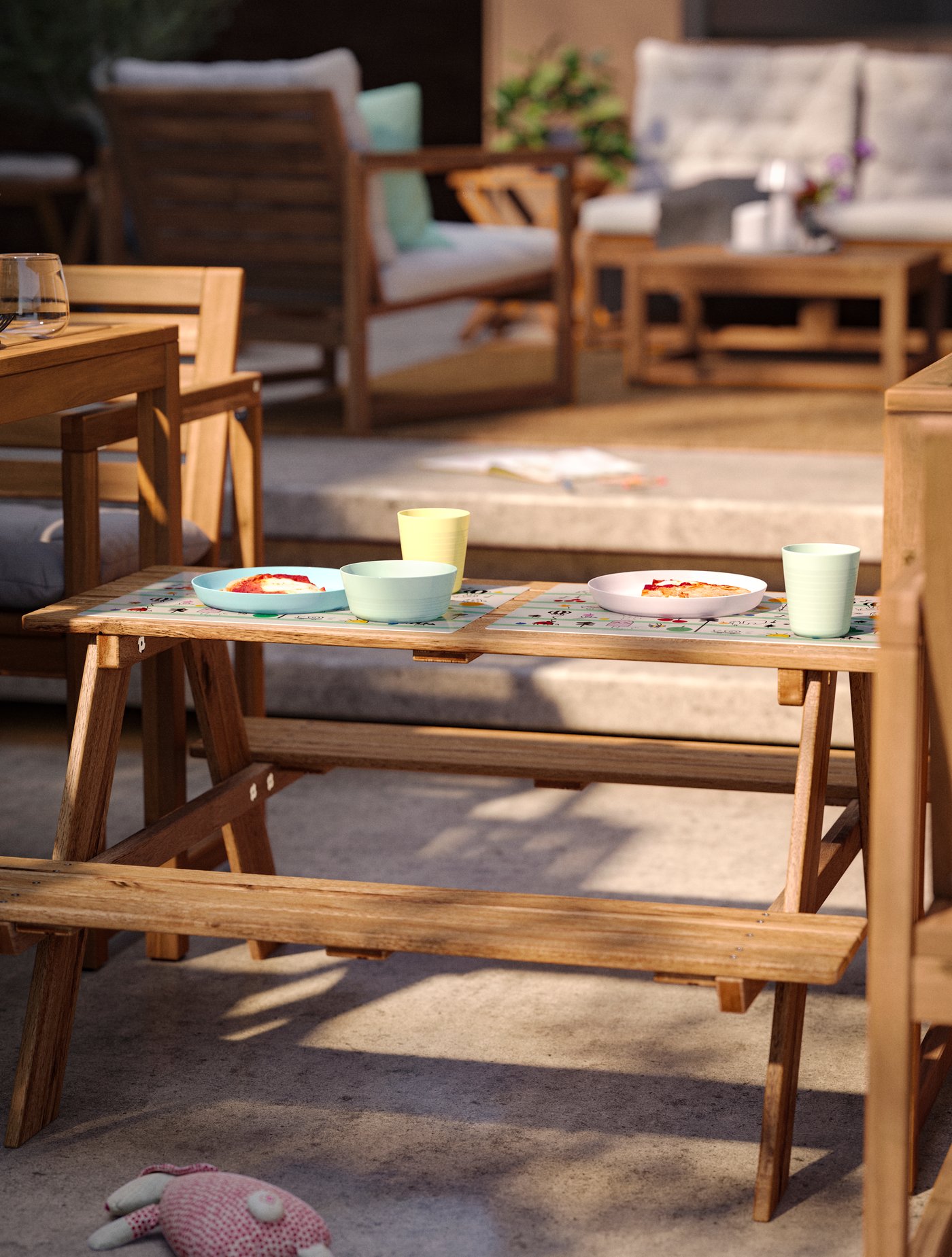 Ein Picknicktisch für Kinder, hellbraun lasiert aus unserer RESÖ Serie.