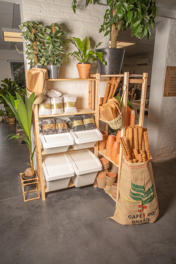 Présentoir avec des aliments et des rangements