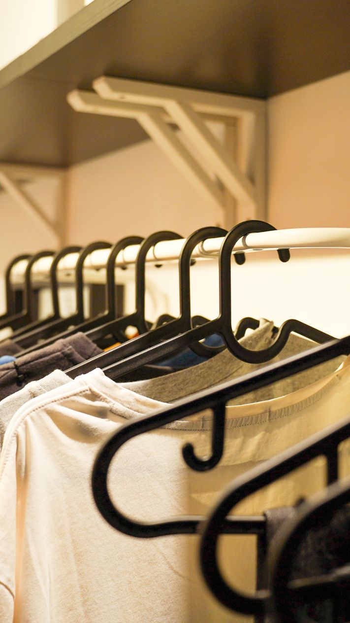 A black SPRUTTIG hanger