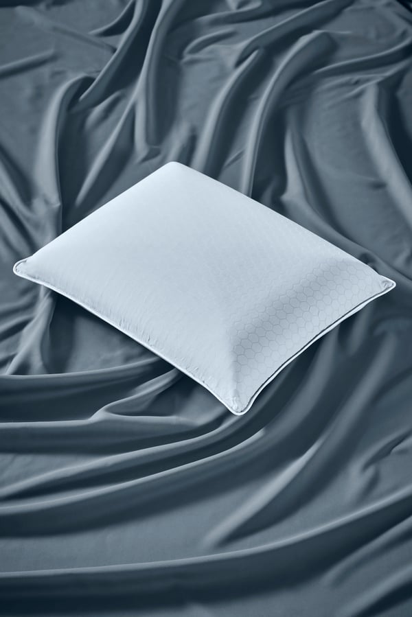 A KVARNVEN ergonomic pillow, side/back sleeper