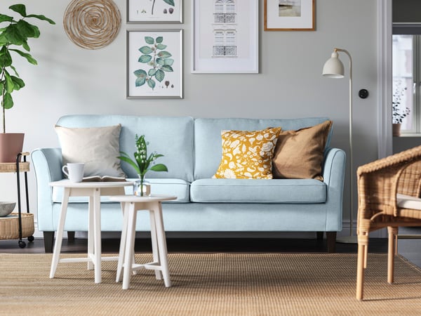 Un canapé 3 places EKHOLMA bleu pâle Kilanda