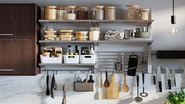Una combinazione di accessori da parete KUNGSFORS per la cucina con contenitori con coperchio in vetro, contenitori VARIERA bianchi e utensili appesi.
