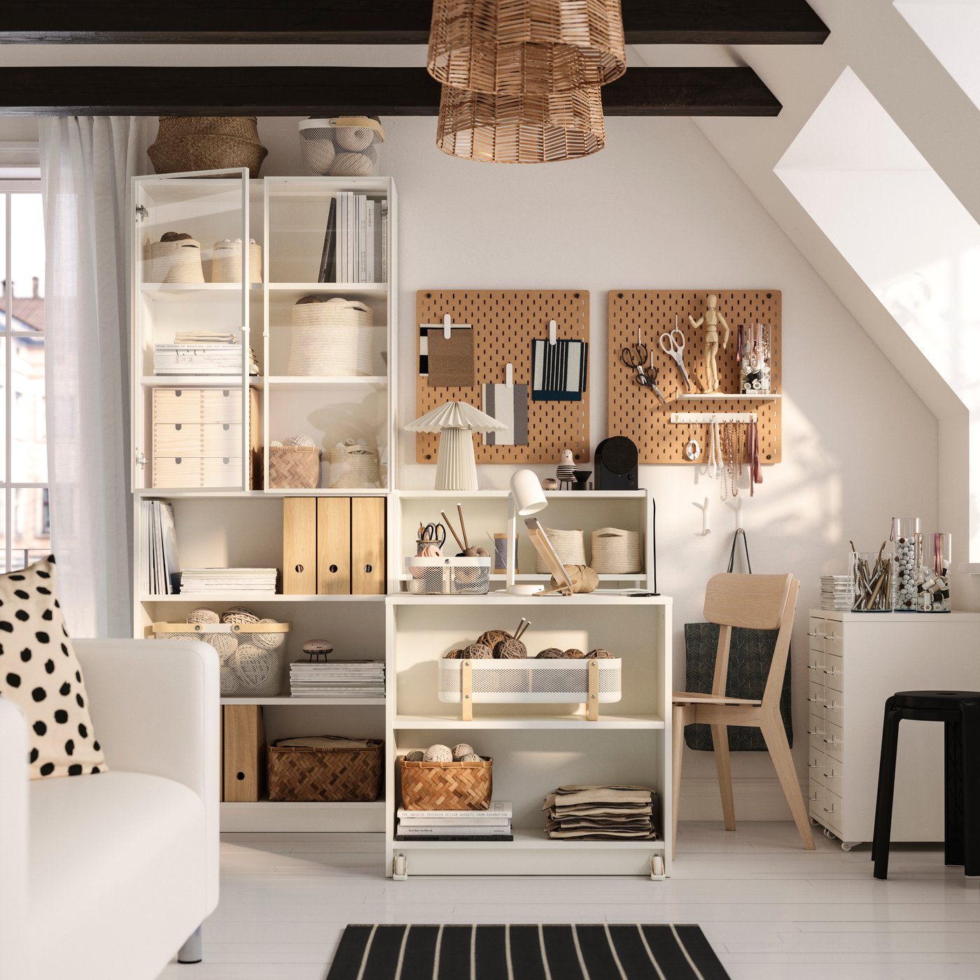 Valkoinen BILLY kirjahyllykkö ja ruskea SKÅDIS-säilytystaulu valkoisen huoneen takaseinää vasten.