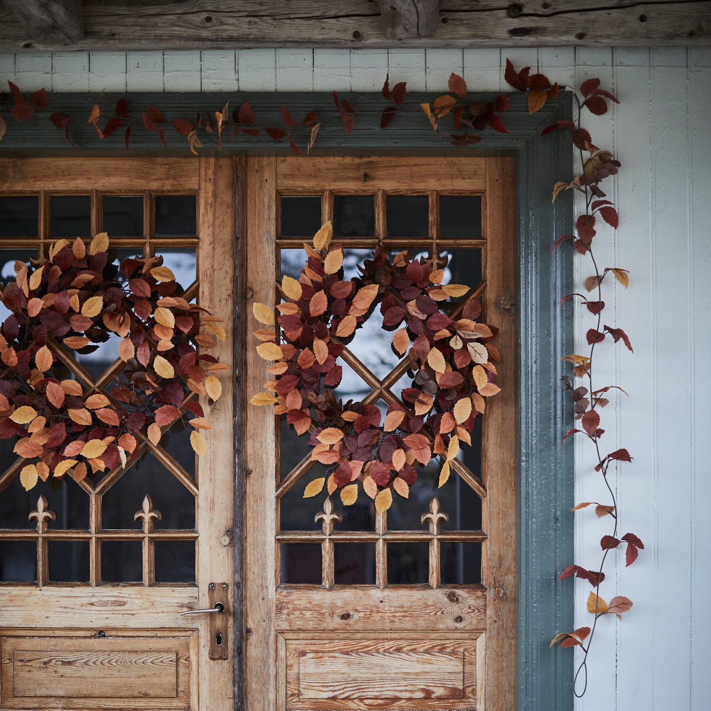 An in/outdoor mixed colours HÖSTAGILLE artificial garland