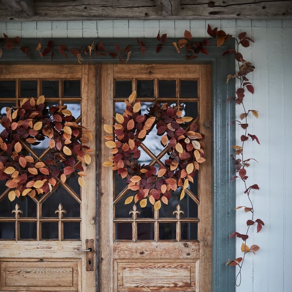 An in/outdoor mixed colours HÖSTAGILLE artificial garland