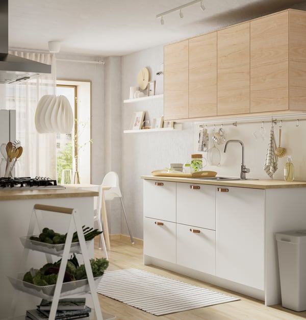 A light ash effect ASKERSUND door in the kitchen