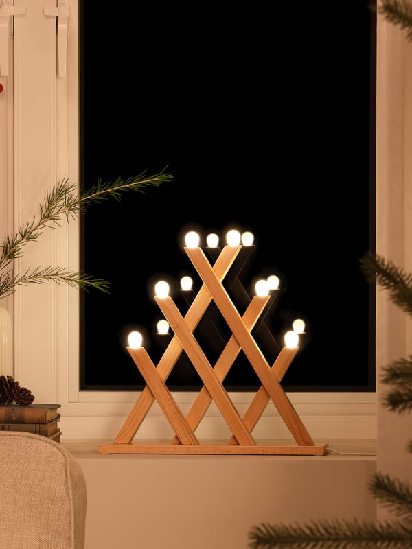 Kerstkandelaar in de vensterbank