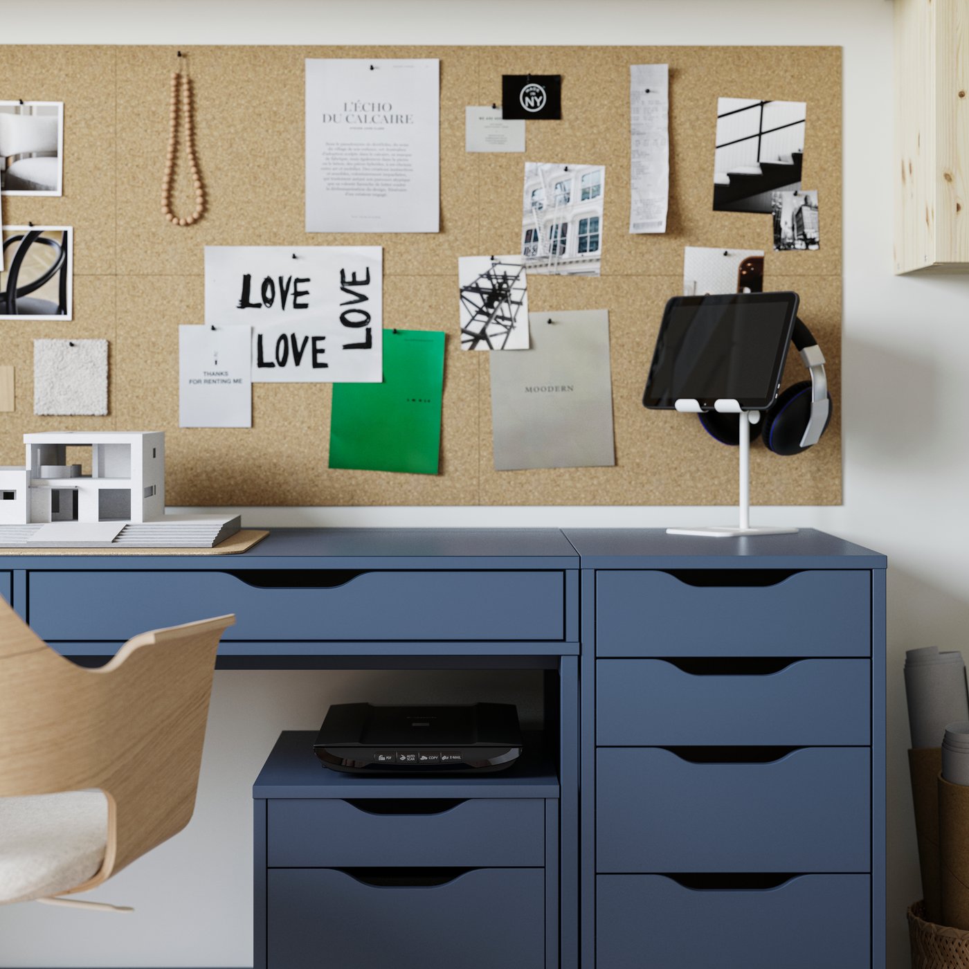 Une chaise de conférence devant un bureau et deux caissons à tiroirs ALEX en bleu, sous un tableau d’affichage en liège.
