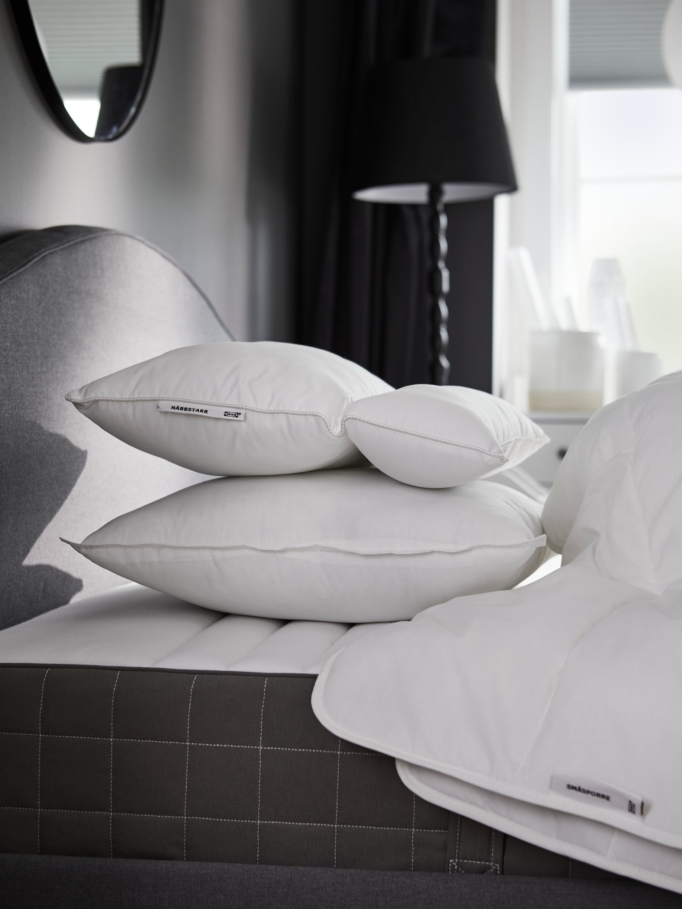 Una cama con almohadas IKEA