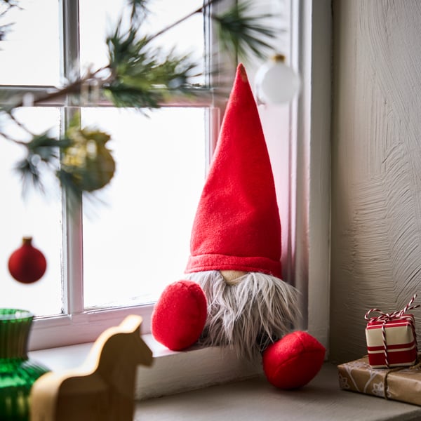 VINTERFINT gnome by the window
