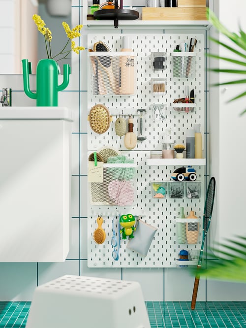 Baie cu mai multe pegboards albe SKÅDIS cu mai multe rafturi SKÅDIS, containere cu capac și set de coșuri de depozitare de 3.
