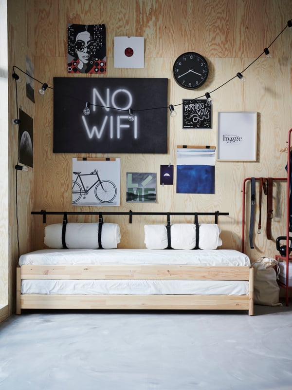 A Retro vibes BILD poster in the bedroom