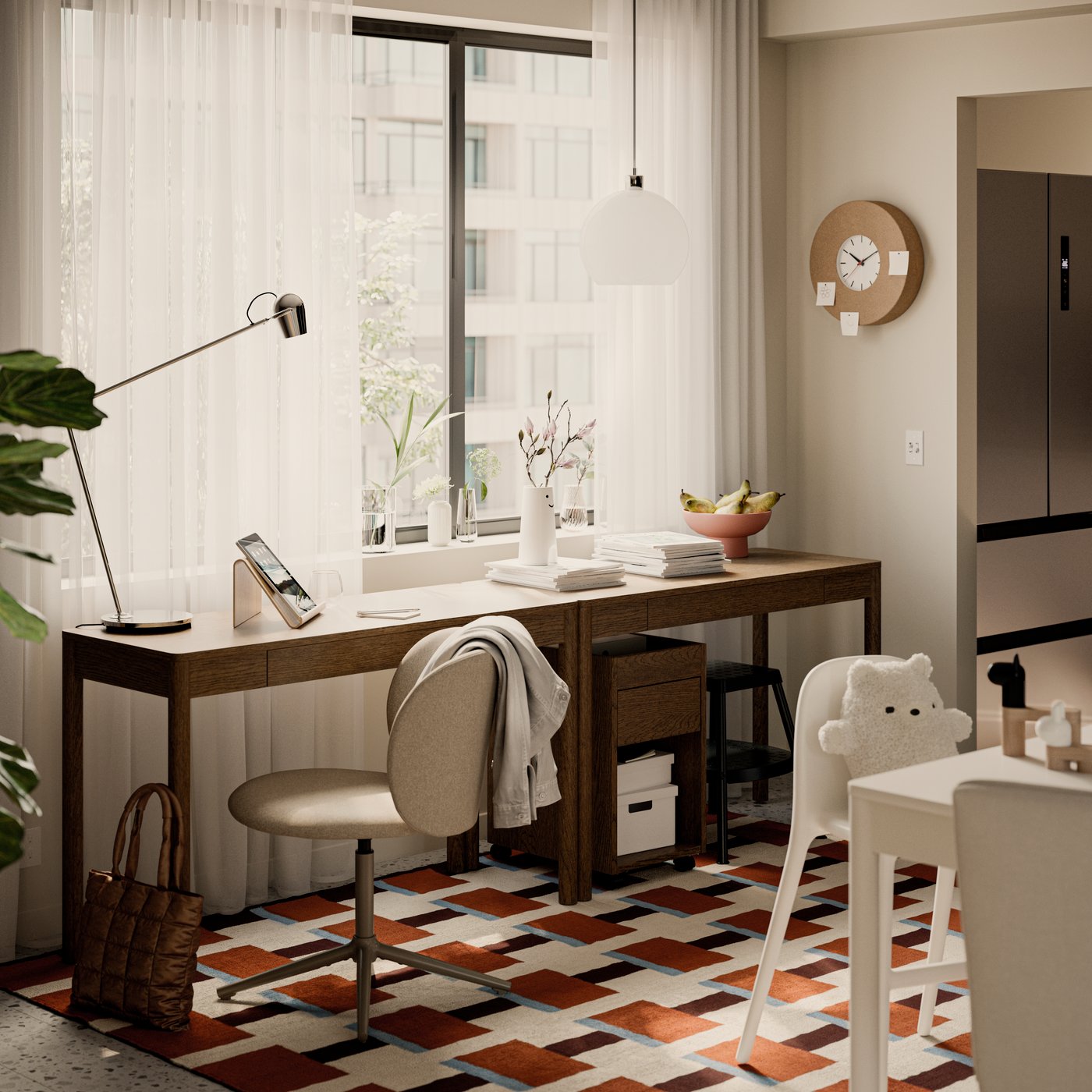 Dwa biurka TONSTAD i komoda na kółkach TONSTAD ustawione pod oknem. Przy jednym z biurek stoi krzesło obrotowe KRYLBO.