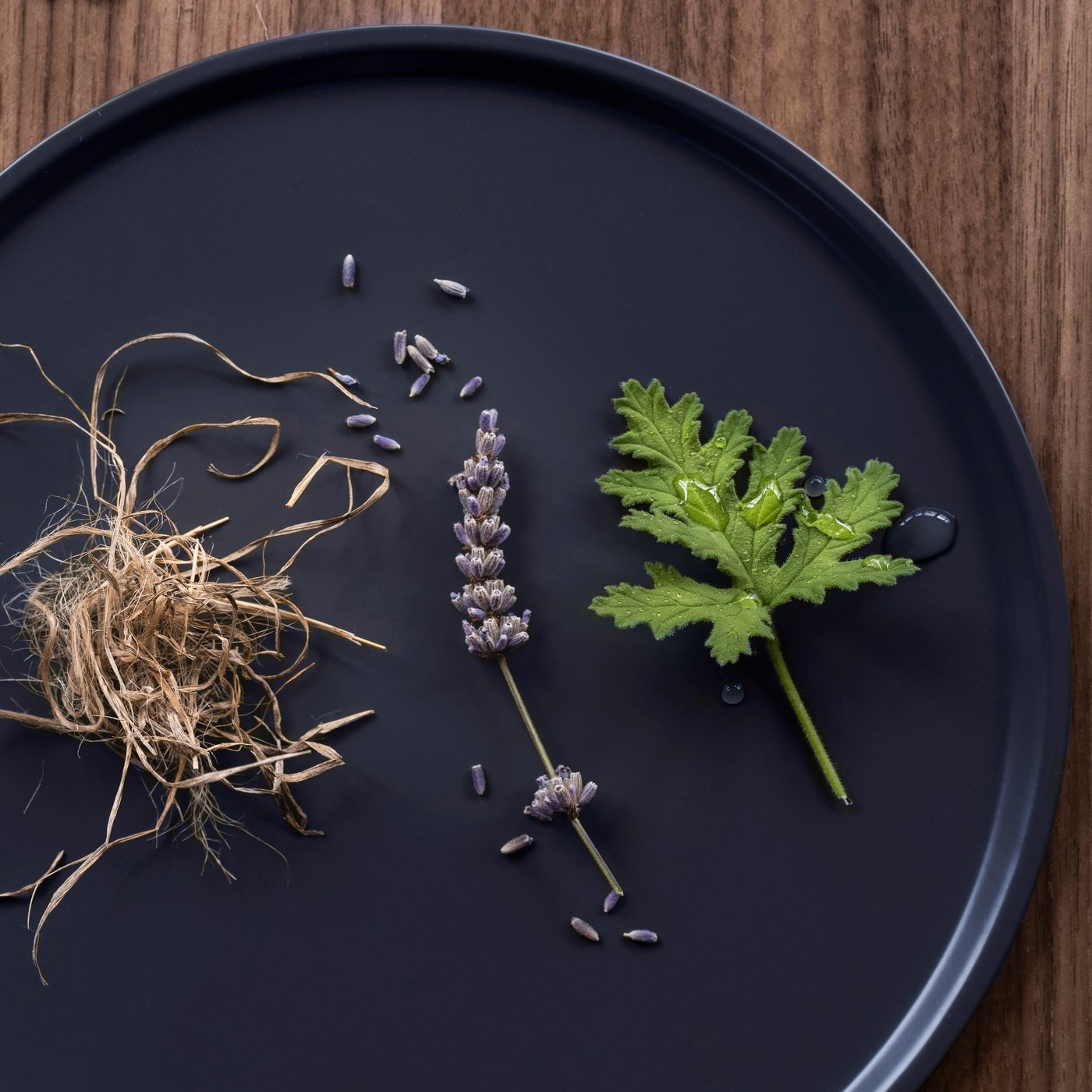 Une bougie parfumée Vetiver & ; geranium/black-turquoise FRUKTSKOG dans un pot en céramique