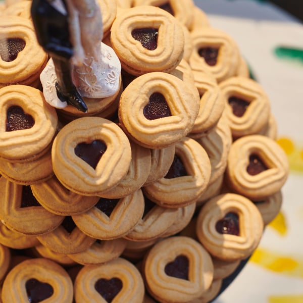 A with chocolate-flavoured filling Rainforest Alliance Certified KAFFEREP biscuits