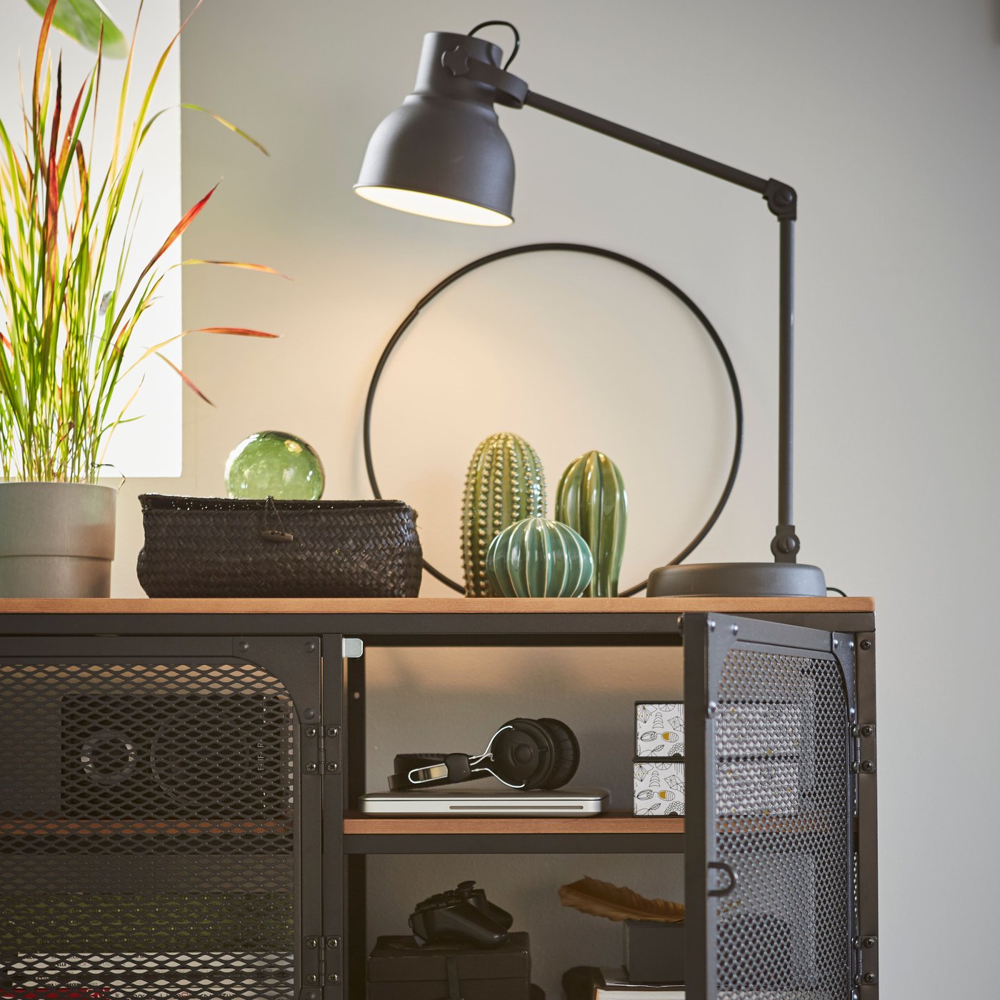 Eine grüne SJÄLSLIGT-Dekoration im Wohnzimmer