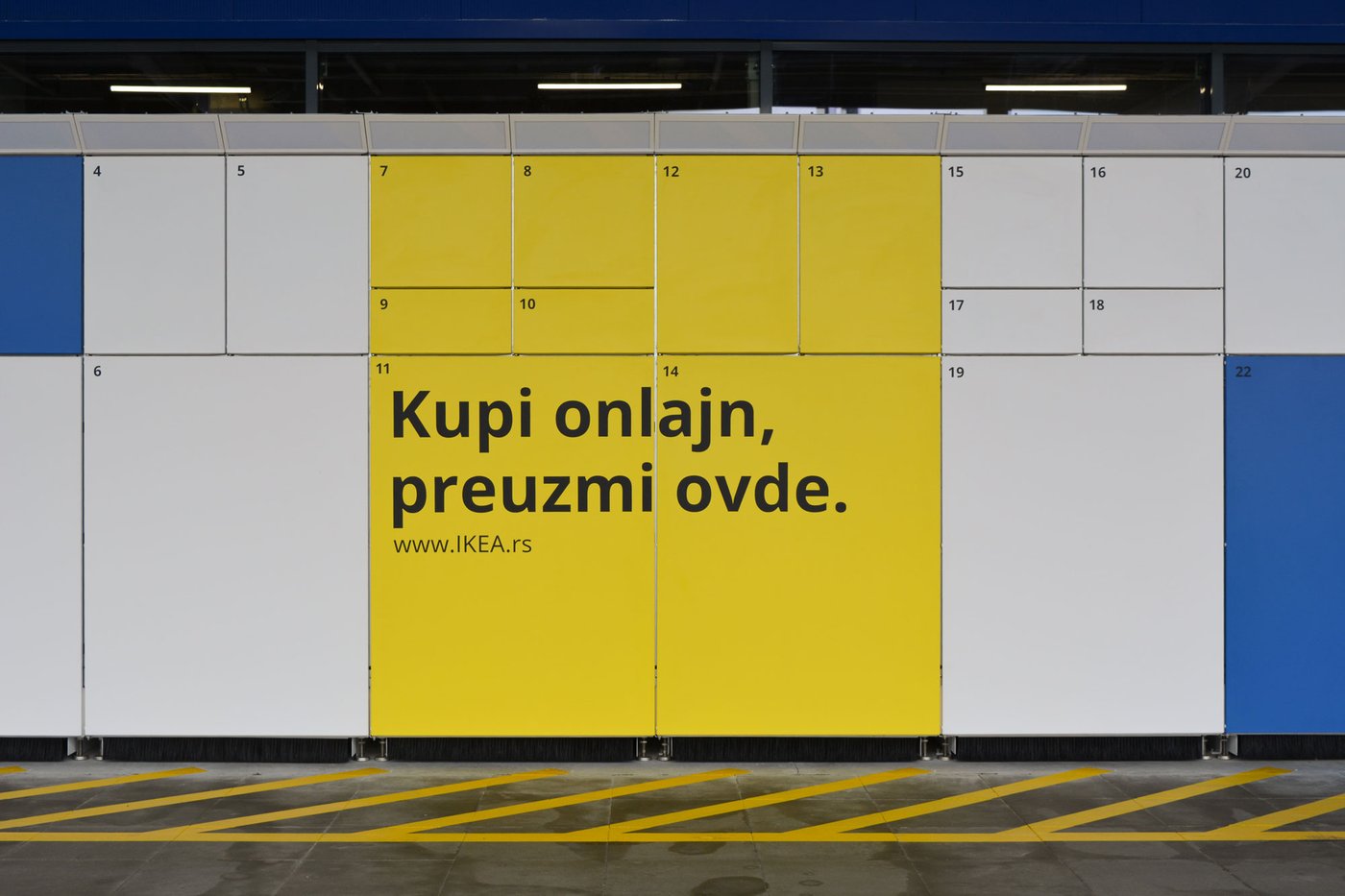 Click & Collect ormarići ispred robne kuće