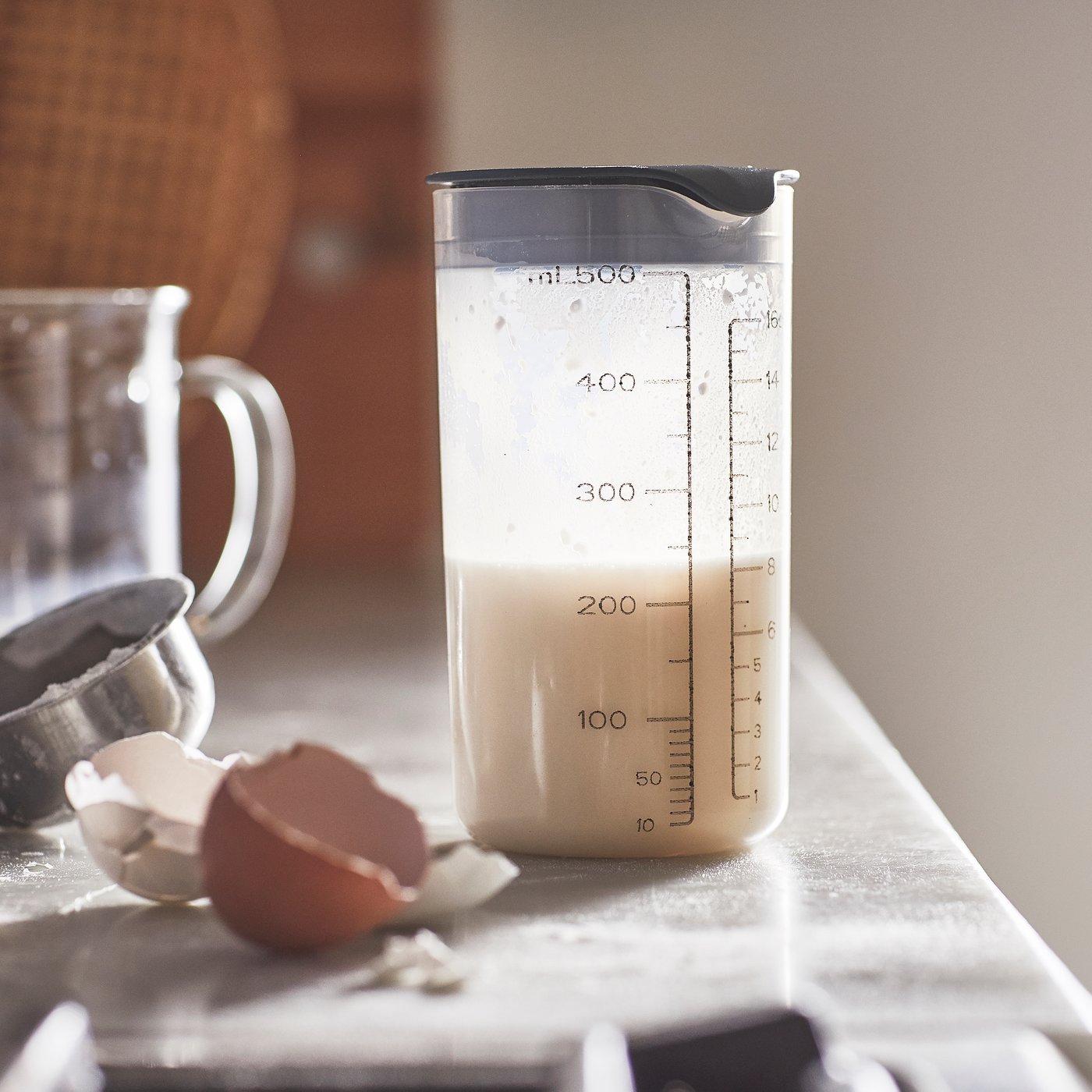 A graduated STANDARDMÅTT shaker