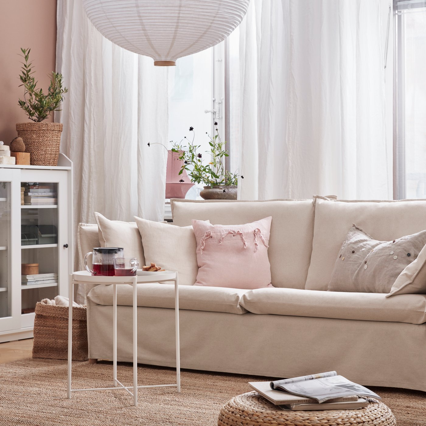 A natural LOHALS rug, flatwoven in the living room