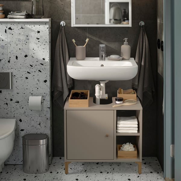 Ein NÖRSÄLVEN Waschbeckenunterschrank mit Tür in beige. 