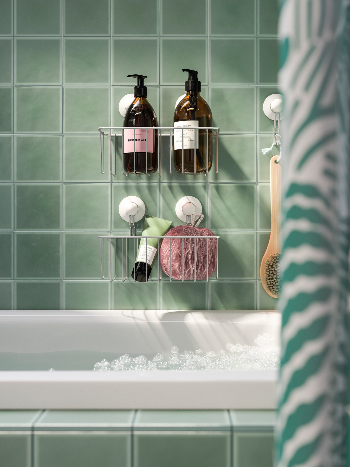 Gel pancuran dan barangan pancuran lain disimpan di dalam bakul dengan pelekap sedut yang dipasang pada dinding jubin di sebelah atas tab mandi.