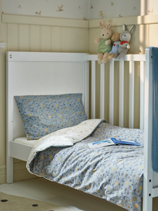 A blue/white floral pattern GULDVÄVARE duvet cover 1 pillowcase for cot