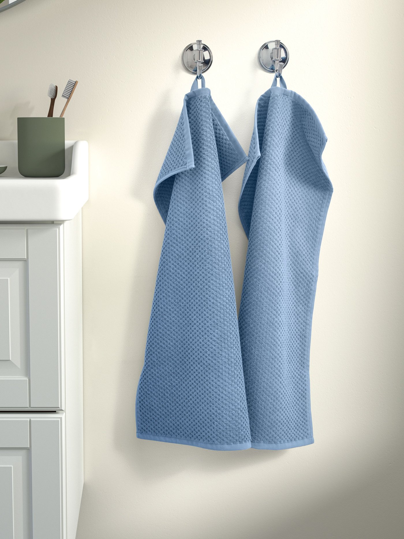 Una toalla de mano GULVIAL de color gris azulado oscuro.