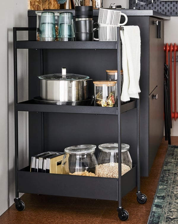 Hazte con un carrito portátil para disponer de más espacio en la cocina. Lo puedes utilizar para guardar artículos voluminosos, o para llevar las cosas junto a la mesa del comedor y no tener que andar dando viajes.