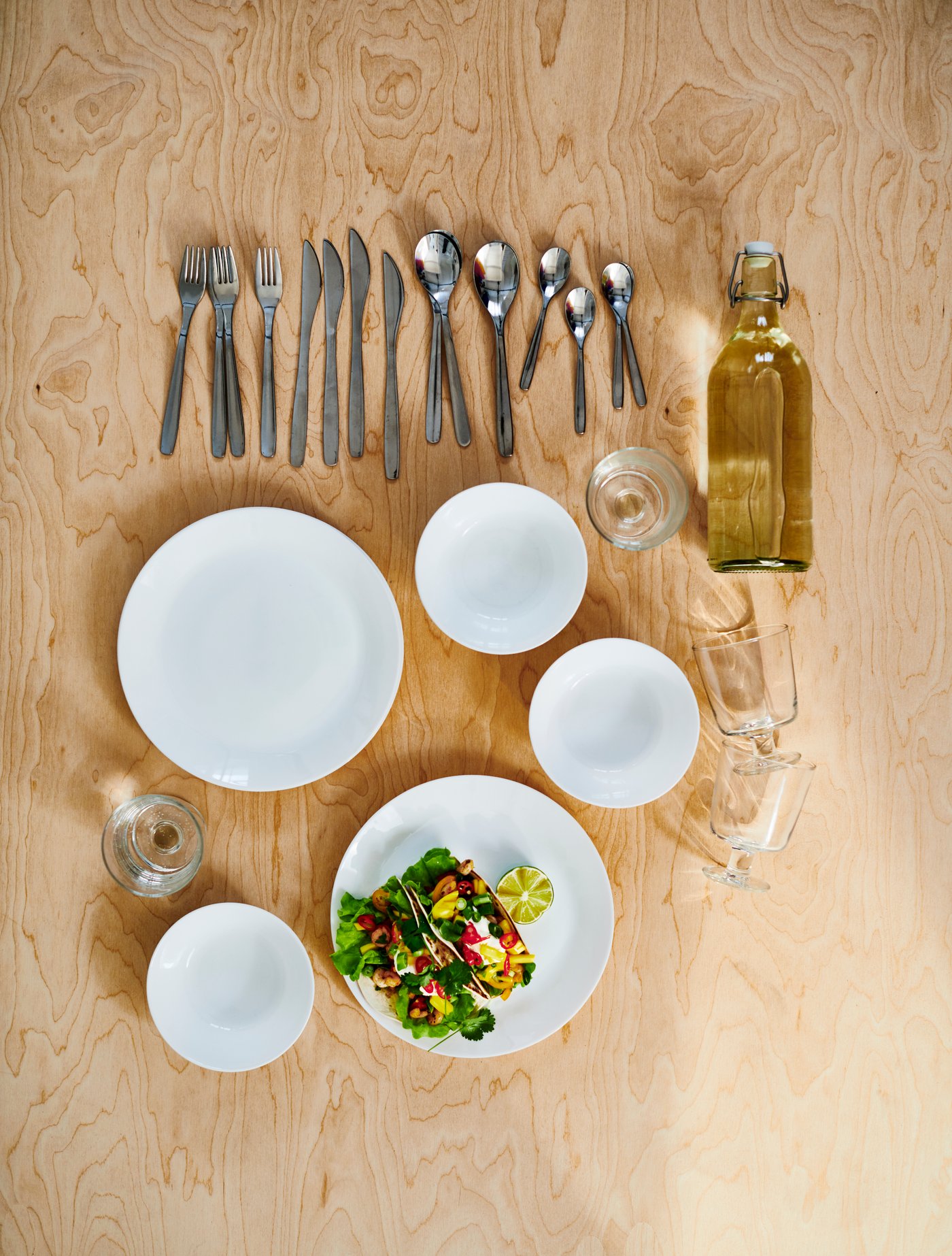 A MOPSIG 16-piece cutlery set in the dining room