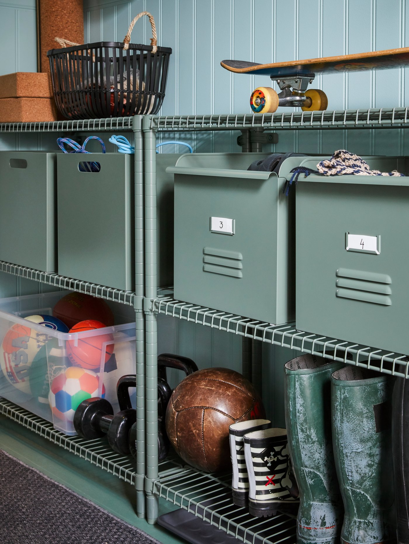 Una caja SAMLA transparente en el pasillo.