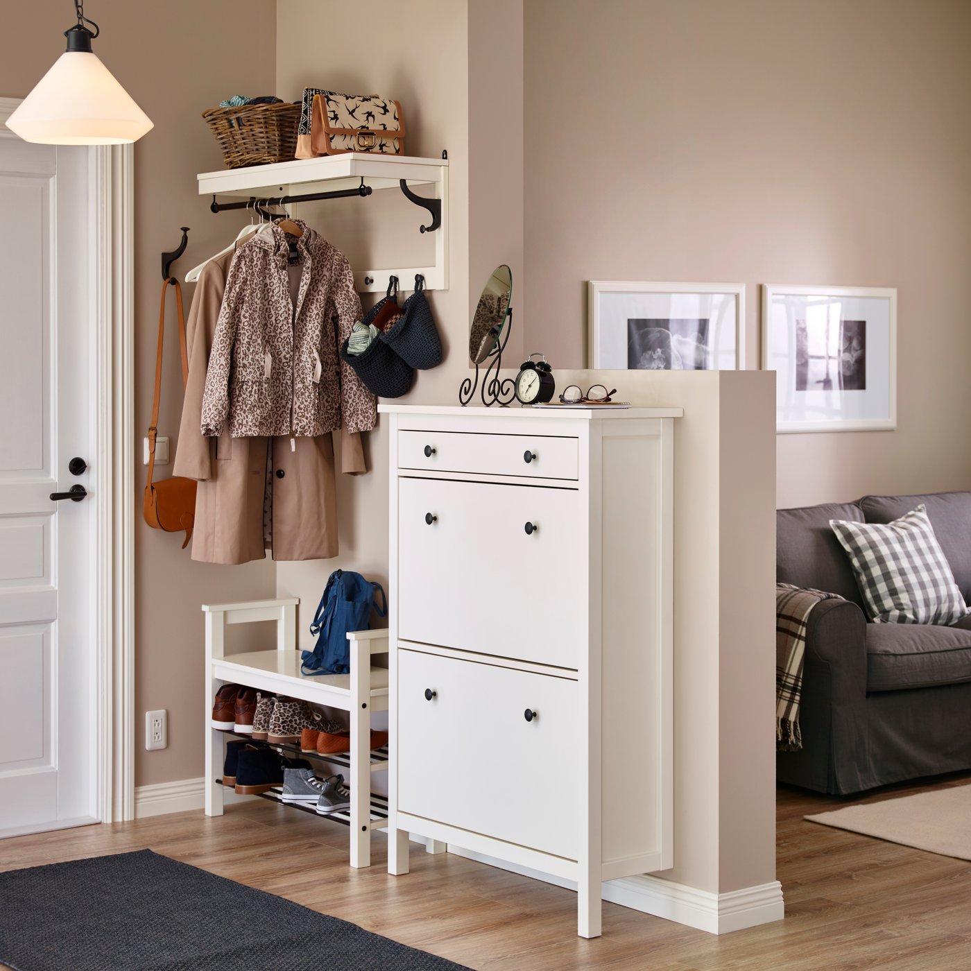 Bela omarica za čevlje HEMNES z 2 predaloma na hodniku.