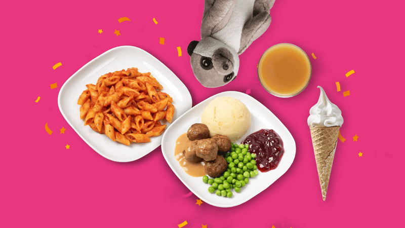Un piatto di polpette VegeTali e Quali o di carne, un succo, un gelato, un piatto di pasta e un piccolo peluche.